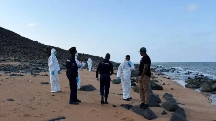قارب يقل 350 شخصا انقلب قبالة جيبوتي (أ ف ب) قارب يقل 350 شخصا انقلب قبالة جيبوتي (أ ف ب)