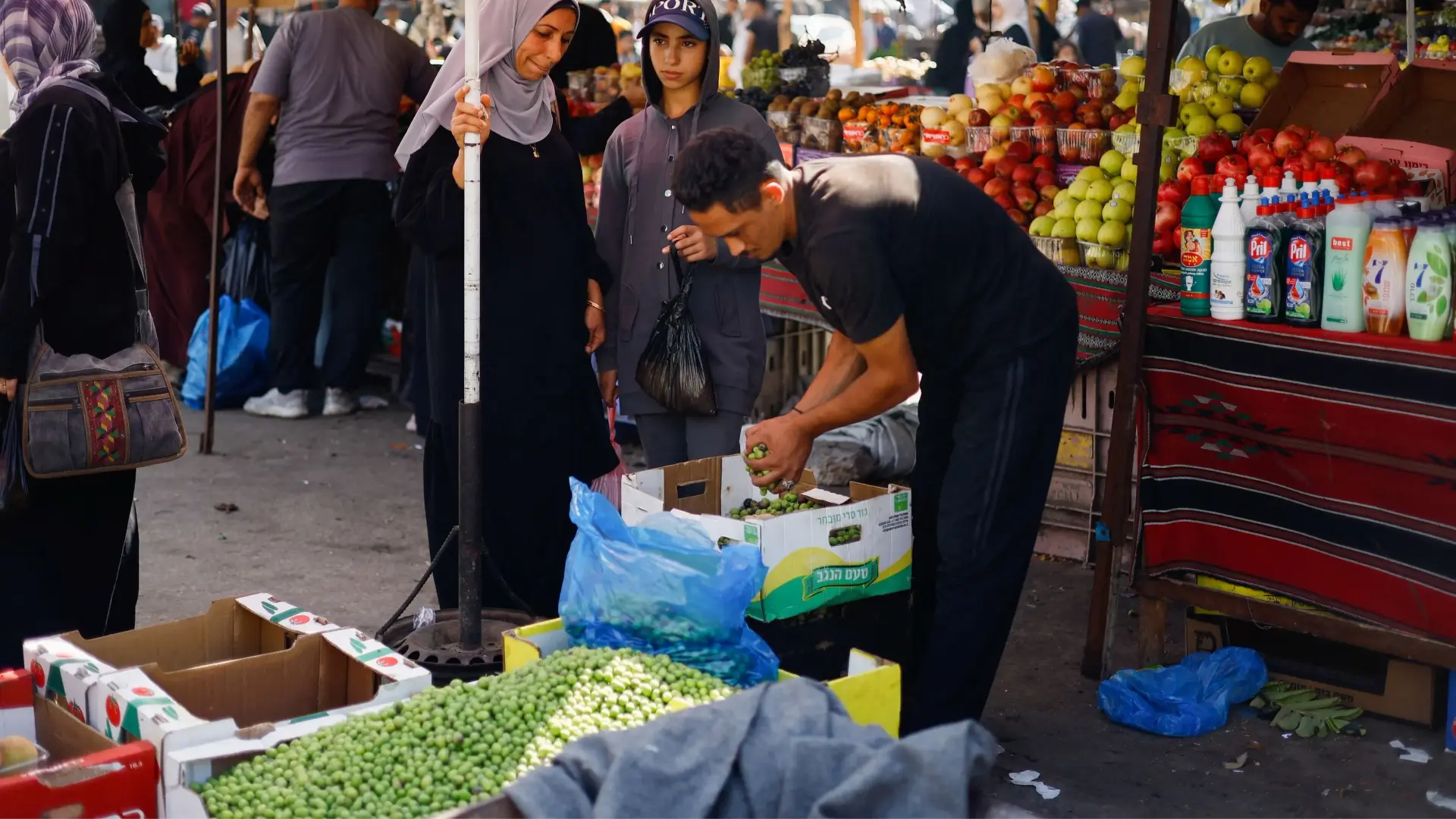 إسرائيل تمنع دخول السلع التجارية لغزة (رويترز) إسرائيل تمنع دخول السلع التجارية لغزة (رويترز)