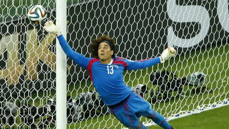 إصابة حارس المكسيك تفتح طريق المجد لأوشوا في كأس العالم 2026