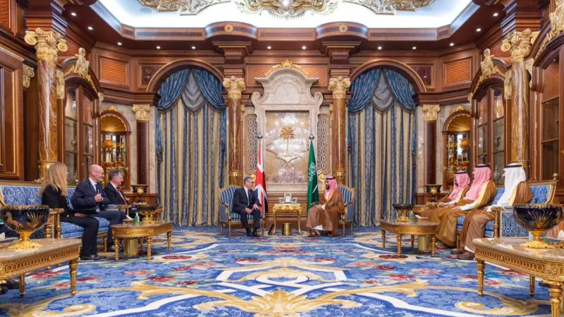 صور - ولي العهد السعودي يلتقي رئيس الوزراء البريطاني في جدة