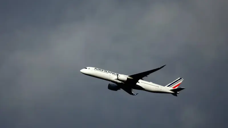 أسهم الطيران تهبط في أميركا وأوروبا.. ووقود الطائرات يصعد بقوة