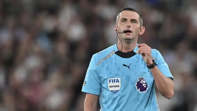 مايكل أوليفر يدير مباراة باريس سان جيرمان وبرشلونة (إكس) مايكل أوليفر يدير مباراة باريس سان جيرمان وبرشلونة (إكس)