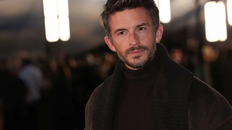 صور - منح لقب "أكثر الرجال جاذبية" لهذا الممثل البريطاني