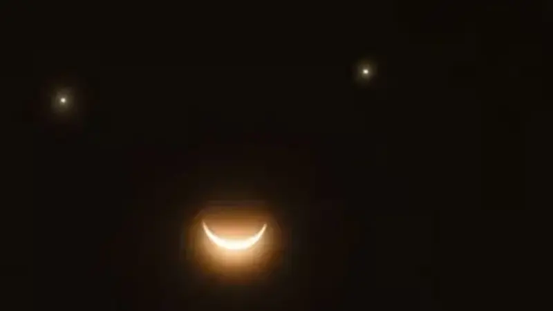 حدث فلكي نادر.. وجه مبتسم يزيّن السماء فجر الجمعة