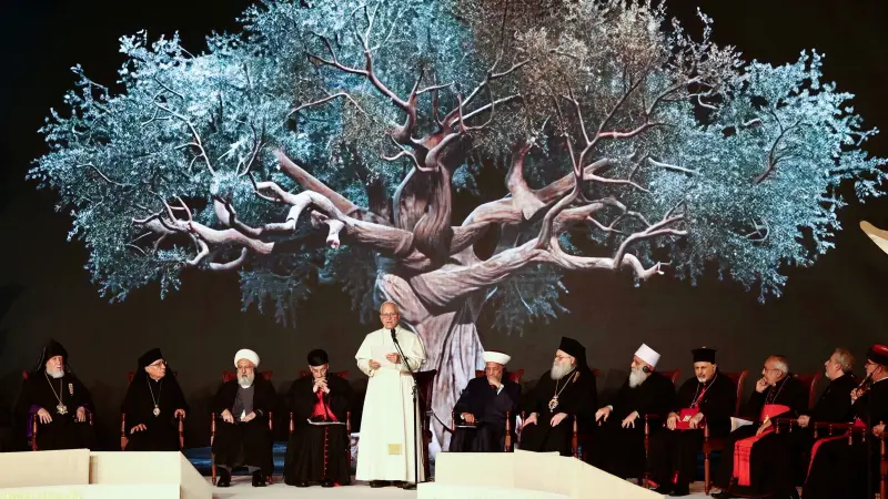 صور - البابا يلتقي رؤساء الطوائف في لبنان ويزرع شجرة "السلام"