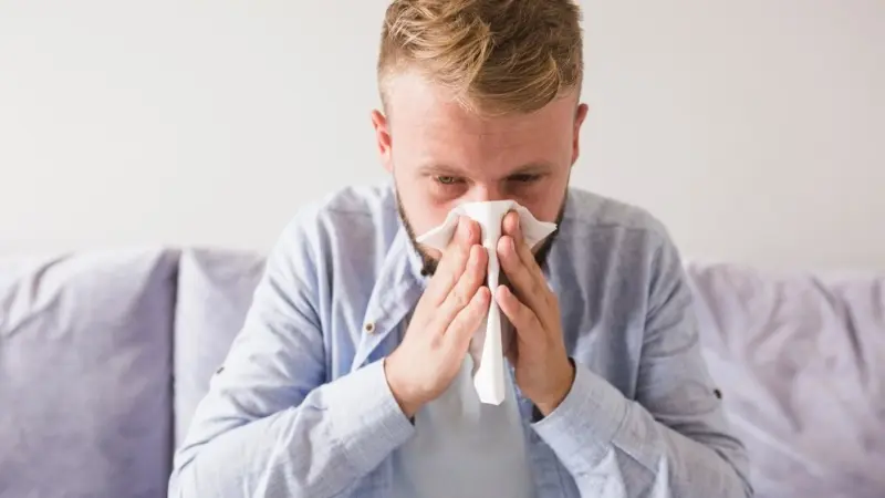 نوروفيروس وكوفيد-19 والإنفلونزا.. كيف تميّز الإصابة بهذه الأمراض؟