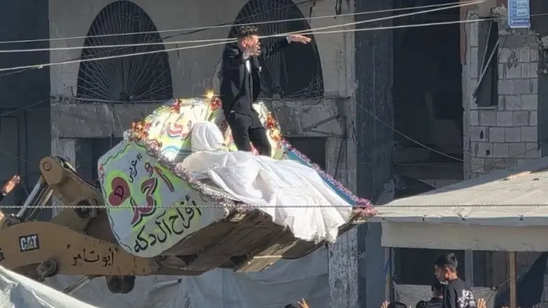 فيديو - "زفاف على جرافة".. أحدث صيحات الزواج في غزة