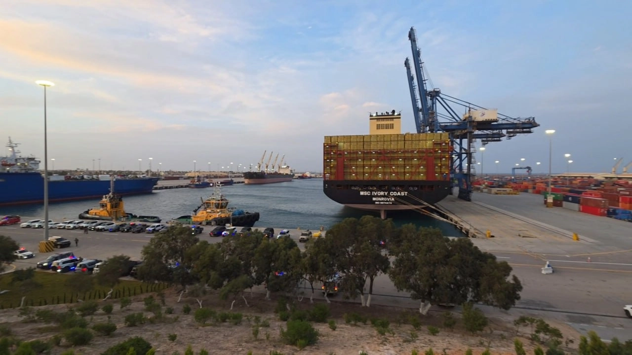 سوء الطقس يتسبب في وقف العمليات بـ4 موانئ نفطية ليبية 