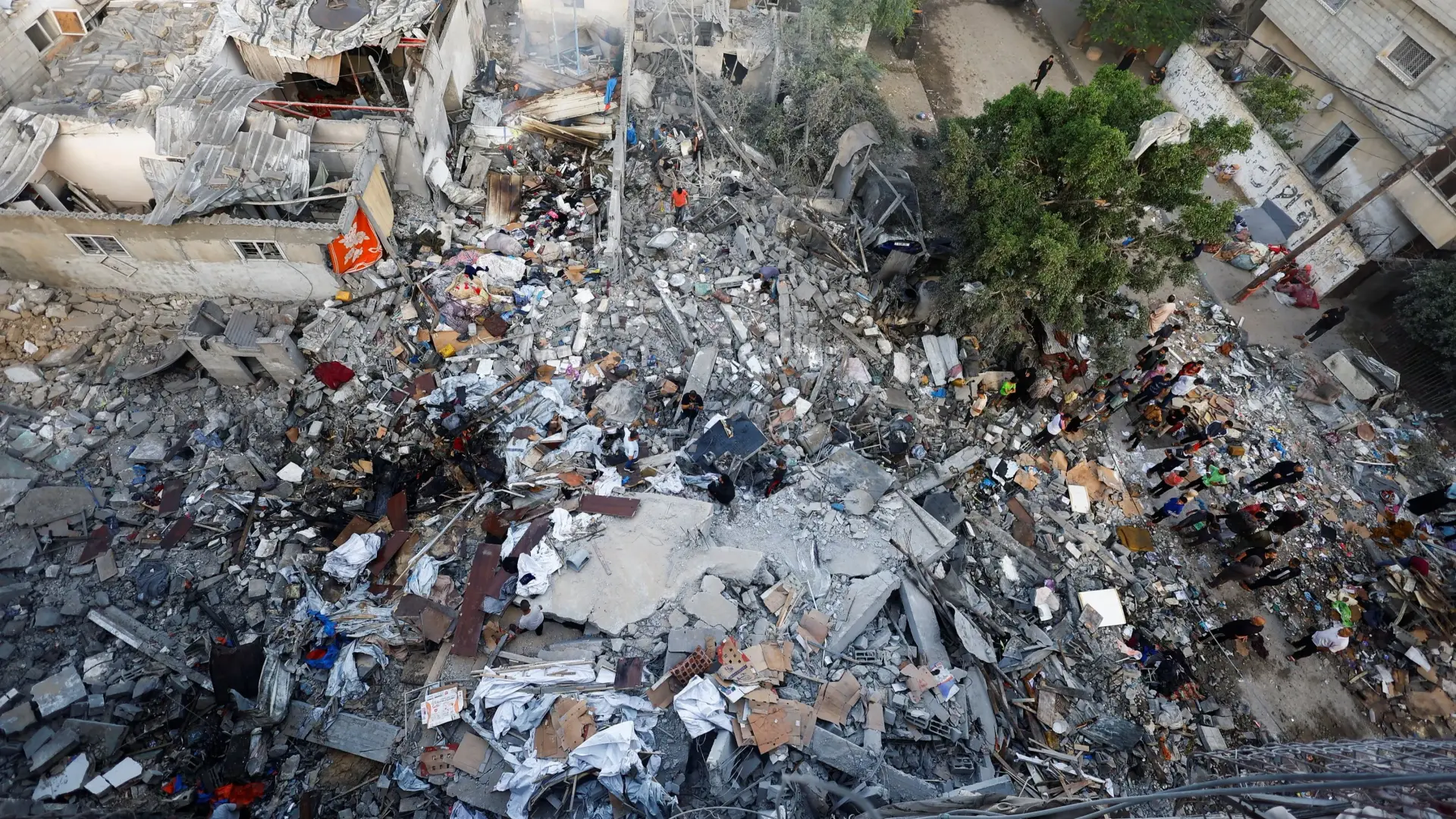 مستشفيات غزة استقبلت قتلى ومصابين جراء غارات إسرائيلية (رويترز) مستشفيات غزة استقبلت قتلى ومصابين جراء غارات إسرائيلية (رويترز)