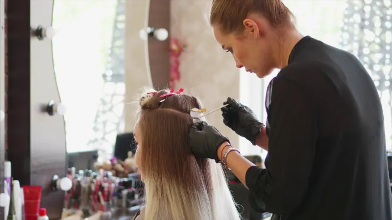 للنساء.. مواد كيميائية خطرة في وصلات الشعر