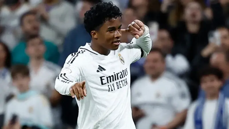 من دكة أنشيلوتي إلى دكة ألونسو.. إندريك يترقب خروجه من ريال مدريد