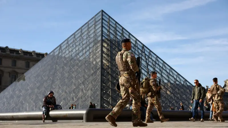 بشأن سرقة اللوفر.. النيابة الفرنسية توجه تهما لاثنين من الموقوفين