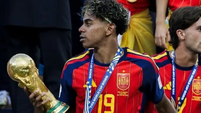 إسبانيا تعيد كأسها العالمية إلى الديار (إكس) إسبانيا تعيد كأسها العالمية إلى الديار (إكس)