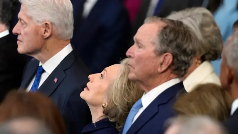 فيديو - دخلت في نوبة ضحك.. ماذا حصل مع كلينتون خلال خطاب ترامب؟