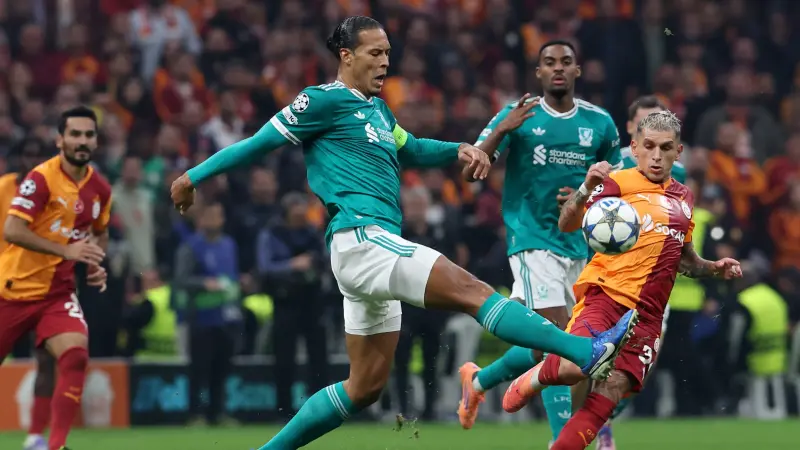 فان دايك ينتقد أخطاء لاعبي ليفربول "السخيفة" بعد الخسارة من غلطة سراي