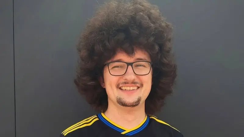 فيديو - حلاقة شعره تتأجل.. بكاء مشجع مانشستر يونايتد بعد التعثر أمام وست هام