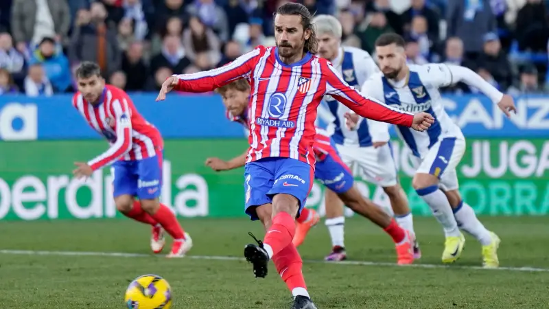 أتليتكو مدريد يجدد عقد هدافه التاريخي حتى 2027