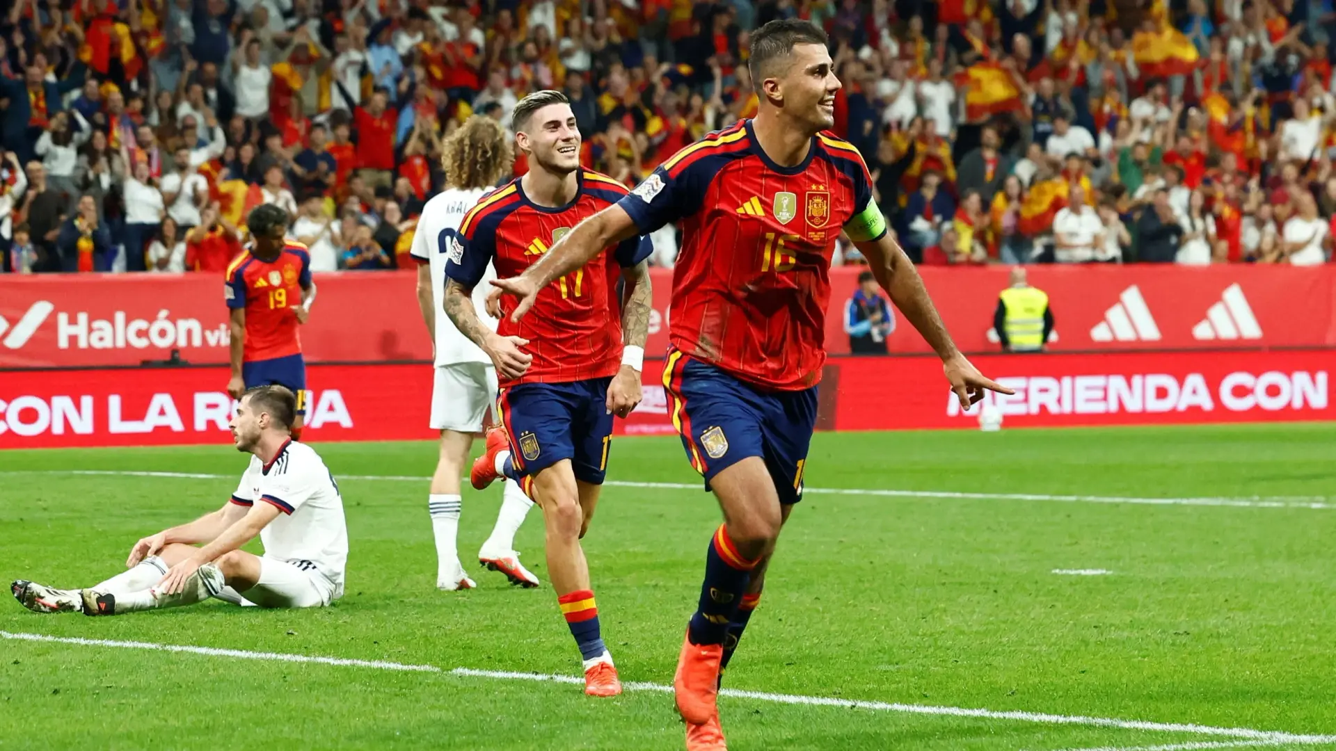 إسبانيا بالعلامة الكاملة في دوري الأمم الأوروبية (رويترز) إسبانيا بالعلامة الكاملة في دوري الأمم الأوروبية (رويترز)