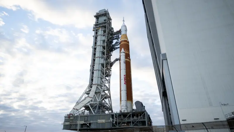 صور- ناسا تستعد لإطلاق مهمة تاريخية تعيد رواد الفضاء إلى مدار القمر