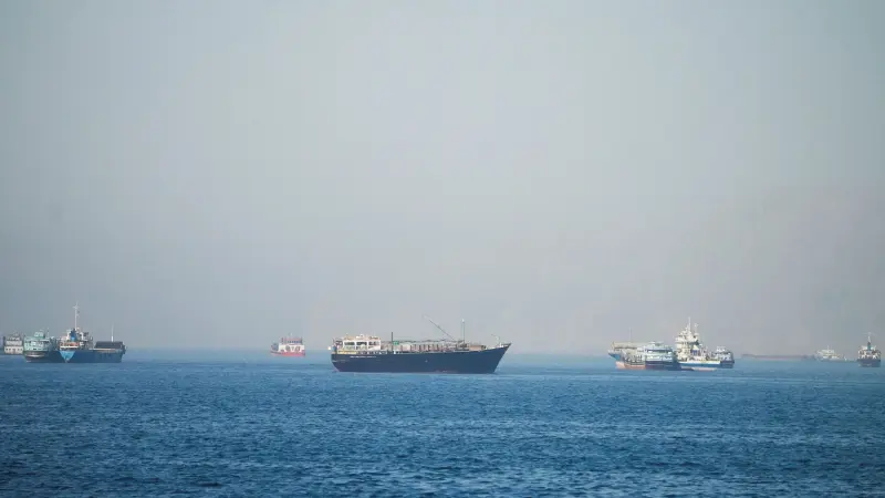 البحرية الدولية تعلّق إجلاء السفن من مضيق هرمز بعد هجوم في خليج عُمان