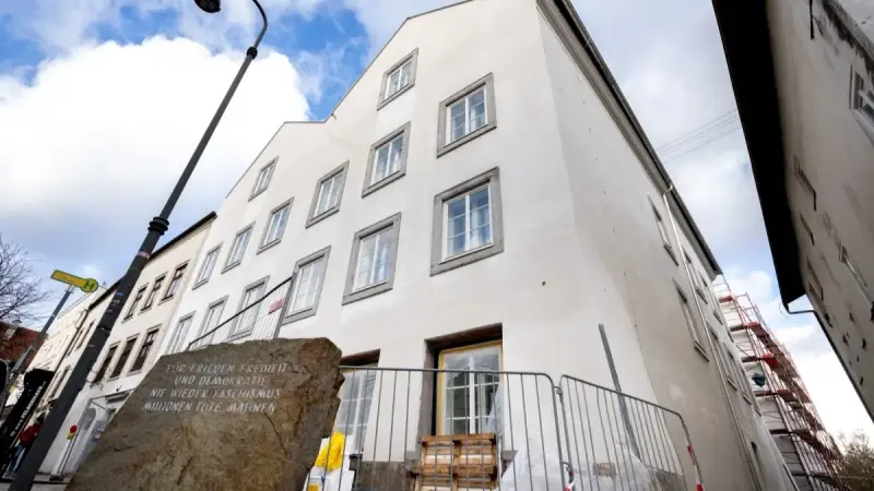 صور - تحويل منزل هتلر إلى مركز شرطة يثير الجدل