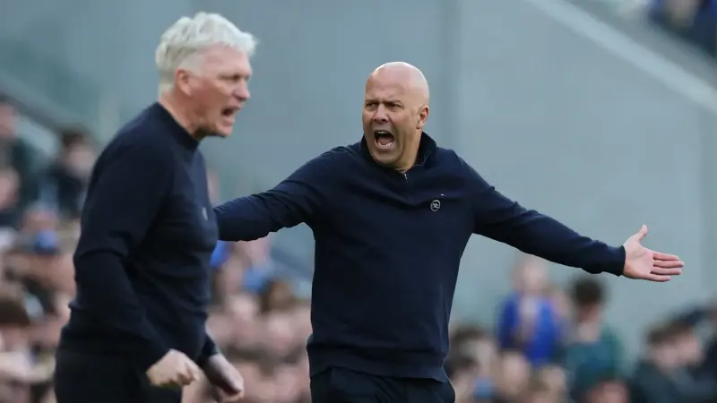 سلوت يشيد بشخصية ليفربول بعد الفوز القاتل على إيفرتون