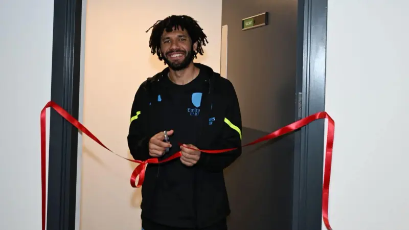 صورة - محمد النني يفتتح ساحة للصلاة بملعب نادي أرسنال