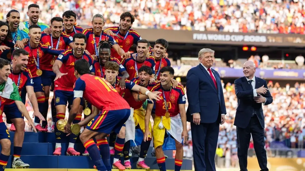 ترامب بقى على منصة تتويج إسبانيا قبل رفع كأس العالم (رويترز) ترامب بقى على منصة تتويج إسبانيا قبل رفع كأس العالم (رويترز)