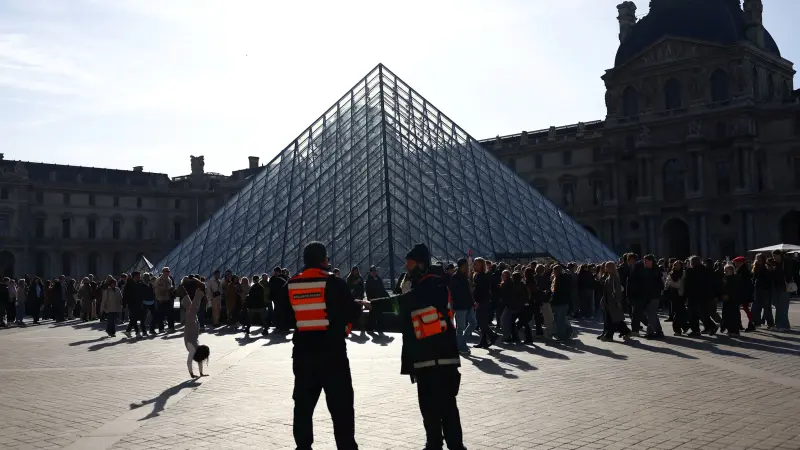 توقيفات جديدة في إطار التحقيق بسرقة اللوفر