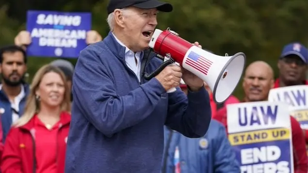 بايدن يرحّب بـ"الاتفاق التاريخي" بين فورد ونقابة العمّال