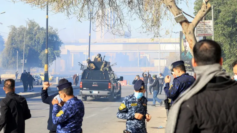 فيديو - تجدد الاشتباكات بين المتظاهرين والشرطة قرب السفارة الأميركية ببغداد