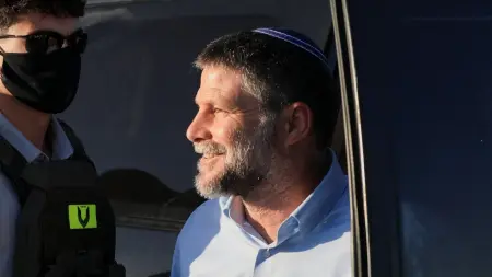 سموتريتش يلوّح باستهداف البنية التحتية للطاقة في إيران
