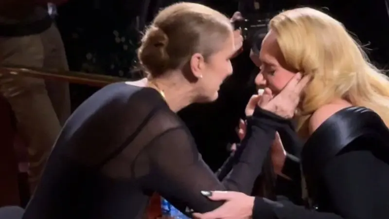 فيديو - أديل تنهار باكية بسبب سيلين ديون.. والأخيرة تُقبّل يدها