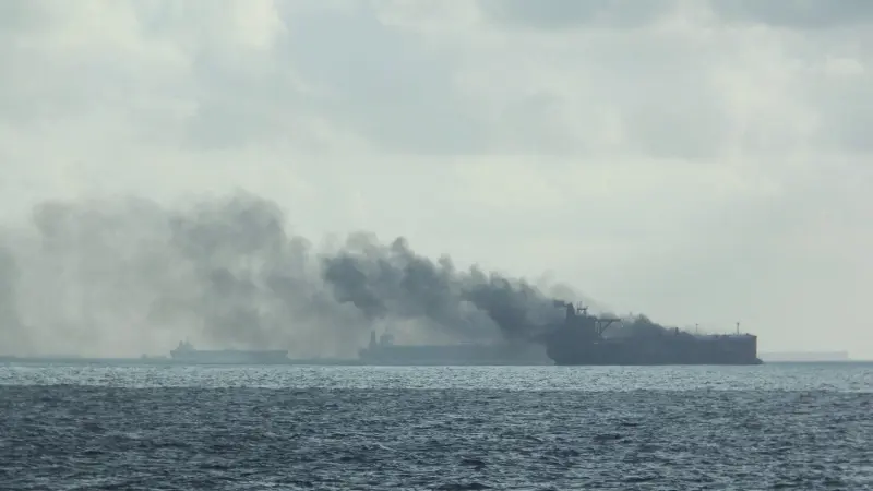 وسط تصاعد التوترات.. سفينة تجارية تتعرض لهجوم صاروخي في خليج عدن