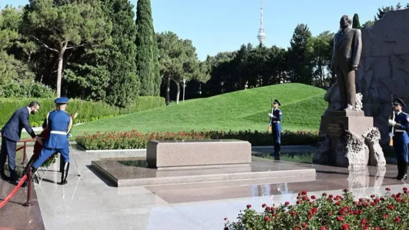 الشرع يزور مقبرة الشرف في أذربيجان