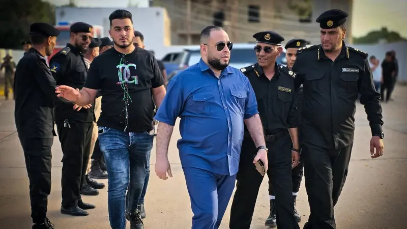 فيديو - موكب سيارات مصفّحة يرافق نجل قائد ميليشيا في ليبيا