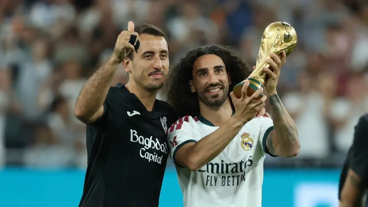كوركويا وأويارزابال في لحظة خاصة احتفالًا بكأس العالم في البرنابيو (أ ف ب) كوركويا وأويارزابال في لحظة خاصة احتفالًا بكأس العالم في البرنابيو (أ ف ب)