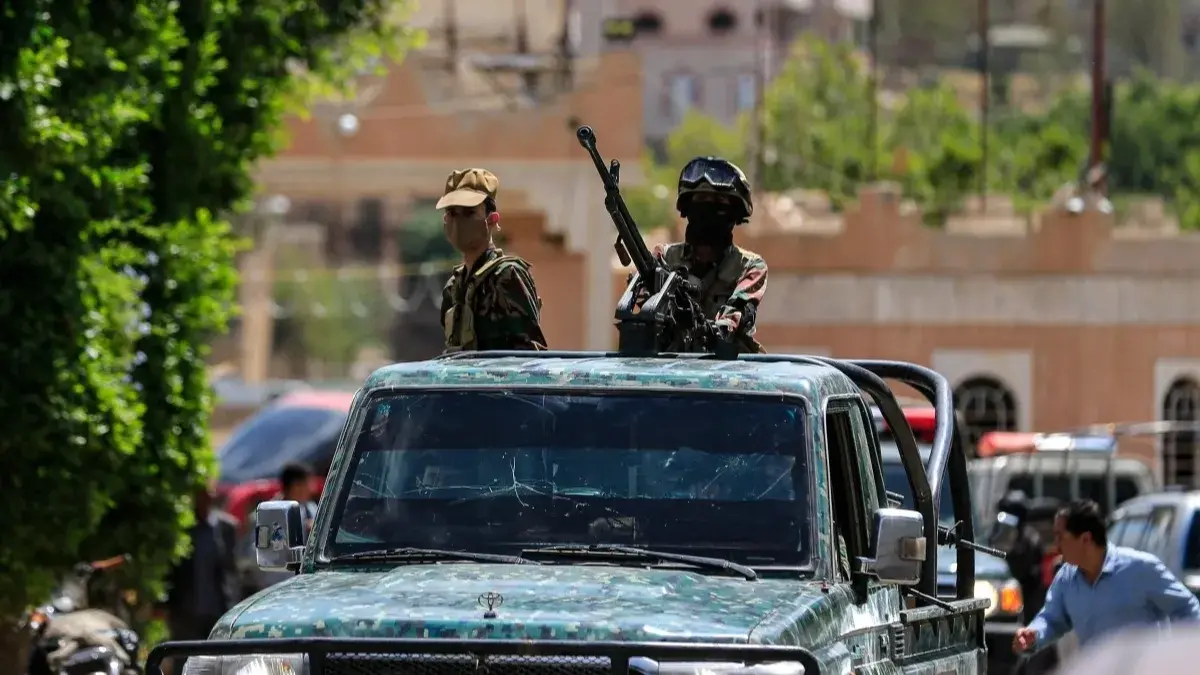 العليمي أعلن أمس بدء عملية عسكرية لاستعادة السيطرة من جماعة "الحوثي" (رويترز) العليمي أعلن أمس بدء عملية عسكرية لاستعادة السيطرة من جماعة "الحوثي" (رويترز)