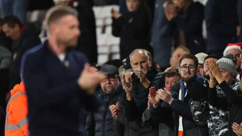 بعد أزمة قلبية مفاجئة.. مدافع لوتون تاون يرقد في المستشفى