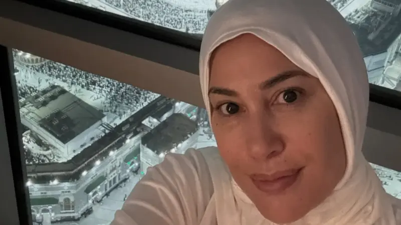 هند صبري تؤدي مناسك العمرة وتشارك جمهورها لحظات روحانية