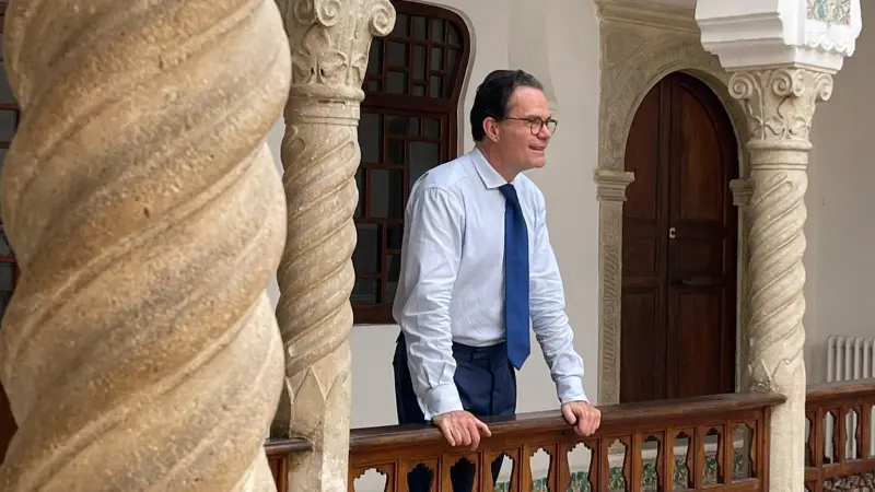 نُذُر أزمة في الأفق.. ما أسباب استدعاء السفير الفرنسي في الجزائر؟