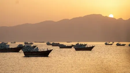 أخبار حرب إيران مباشر.. ترامب يُعلن رفع الحصار البحري عن إيران