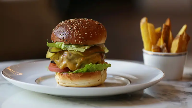 من خطط الإدراج إلى التصفية.. ما سبب إفلاس مطاعم "هامبرغيني"؟