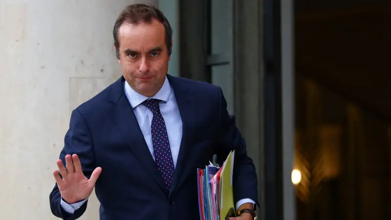 الحكومة الفرنسية تتجاوز البرلمان لفرض مشروع الميزانية