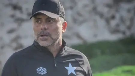 related_news_inside_blogsفيديو - دعم معنوي وتدخل لعلاج حمدي بابا حارس النجم الساحلي السابق