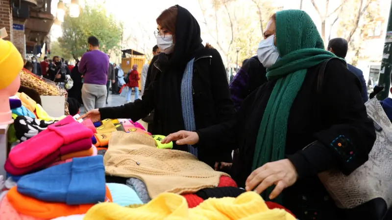 الشرطة الإيرانية تفرض عمليات تفتيش أكثر صرامة على الحجاب