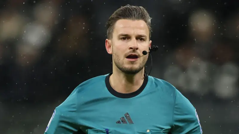 حكم مباراة الأهلي وبيراميدز.. من هو الألماني دانيال شلاجر؟