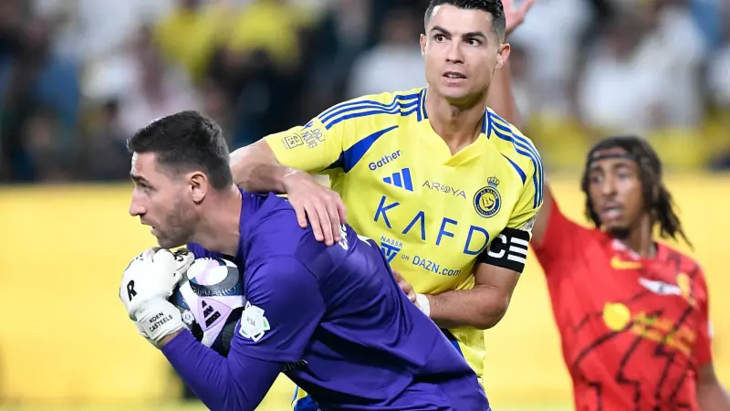 بسبب كورتوا.. حارس القادسية السعودي يعتزل اللعب الدولي