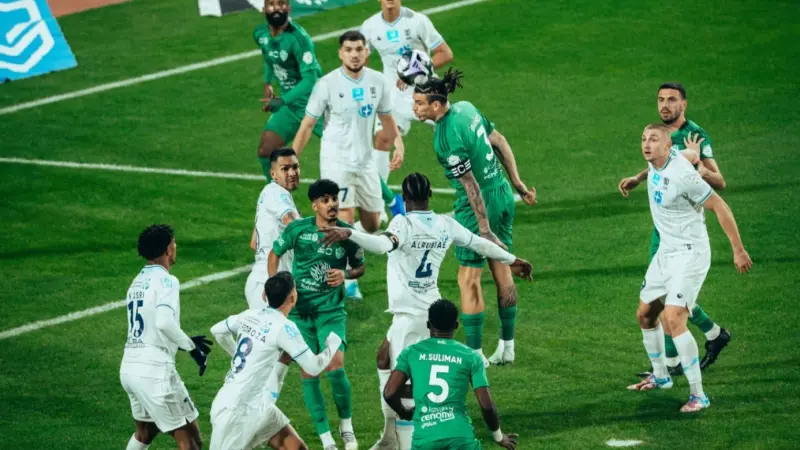 خالد الطريس يثير الجدل بسبب قراراته في مباراة الأهلي والأخدود