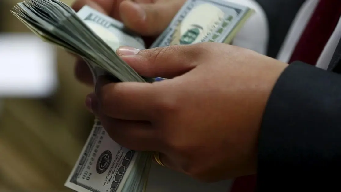 سعر الدولار الأميركي مقابل الجنيه المصري نحو 50.23 جنيهًا (رويترز) سعر الدولار الأميركي مقابل الجنيه المصري نحو 50.23 جنيهًا (رويترز)